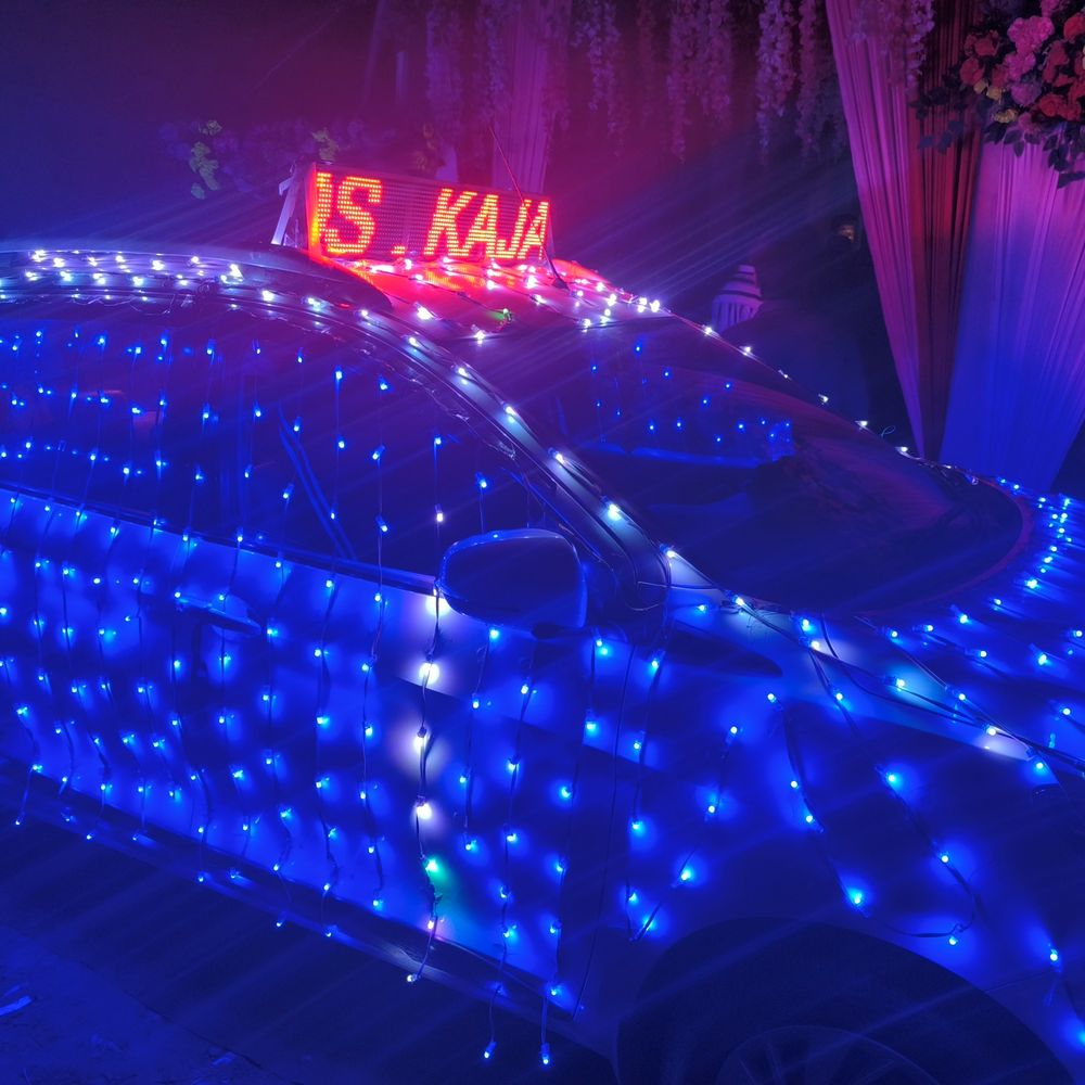 शादी समारोह में डिजिटल कार से पहुंचा दूल्हा:कटिहार में शादी में लोग दूल्हे को छोड़ कार के साथ सेल्फी लेते दिखे