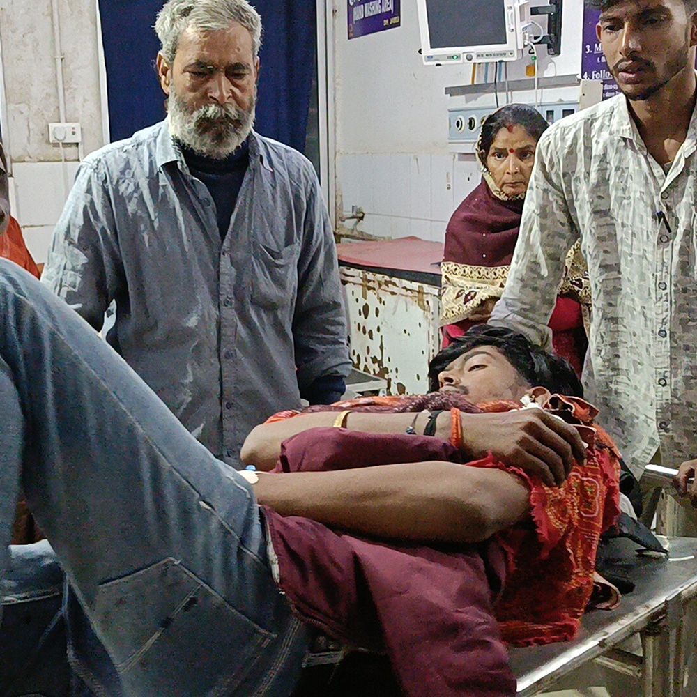 युवक की गर्दन पर हसुआ से हमला:जमुई में रंगदारी मांगने पर विवाद, आरोपी फरार