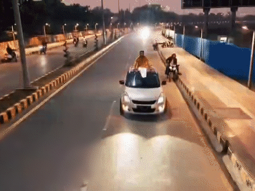 कार की छत में बैठकर स्टंट...ड्रोन-कैमरे से वीडियो बनवाया:कहा- इलाके में मेरा दबदबा, कोई हाथ नहीं डाल सकता, पुलिस ने थाने में लगवाई उठक-बैठक