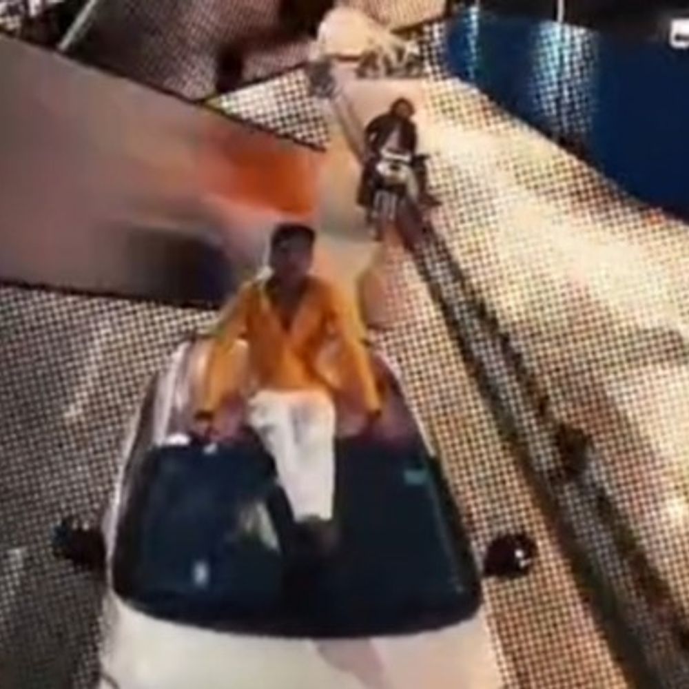 कार की छत पर बैठकर बनाया रील्स, VIDEO:हमारा दबदबा है हमारे इलाके....हम पर कोई हाथ नहीं डाल सकता, कार की बोनट पर बैठकर स्टंट