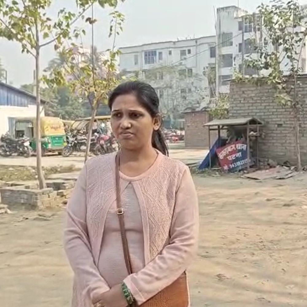 पटना में महिला के गले से चेन झपटकर भागे बदमाश:कंकड़बाग में बेटे को छोड़ने जा रही थी स्कूल, महीनेभर में चेन स्नैचिंग की तीसरा मामला