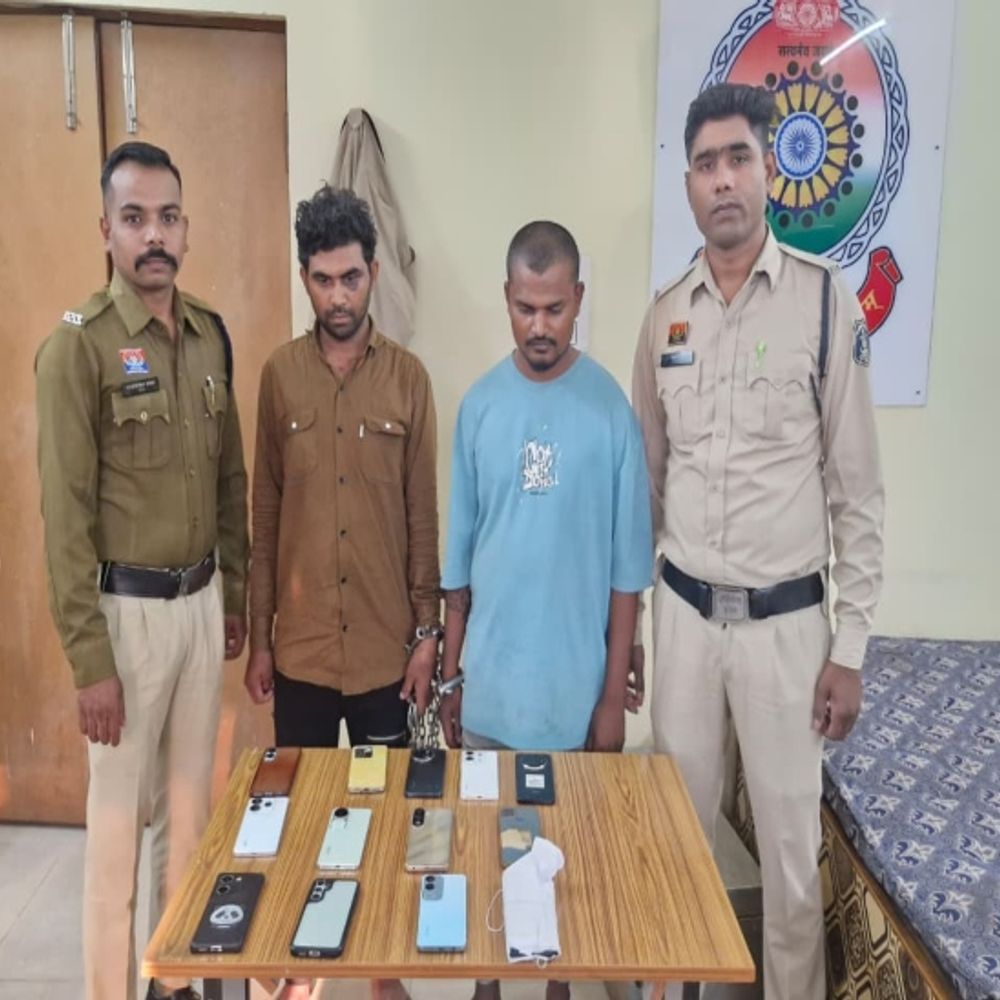 रायपुर में राहगीरों से मोबाइल झपटने वाले 2 आरोपी गिरफ्तार:13 मोबाइल और बाइक जब्त, महिलाओं को ज्यादा टारगेट करते थे