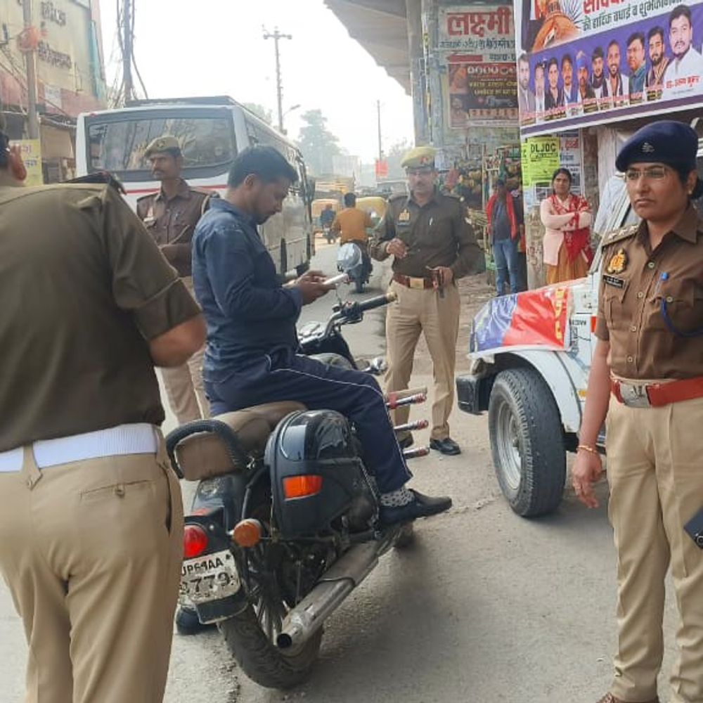 सोनभद्र पुलिस ने काटे 1300 चालान, एक वाहन सीज:मिशन शक्ति और यातायात माह में सघन कार्रवाई