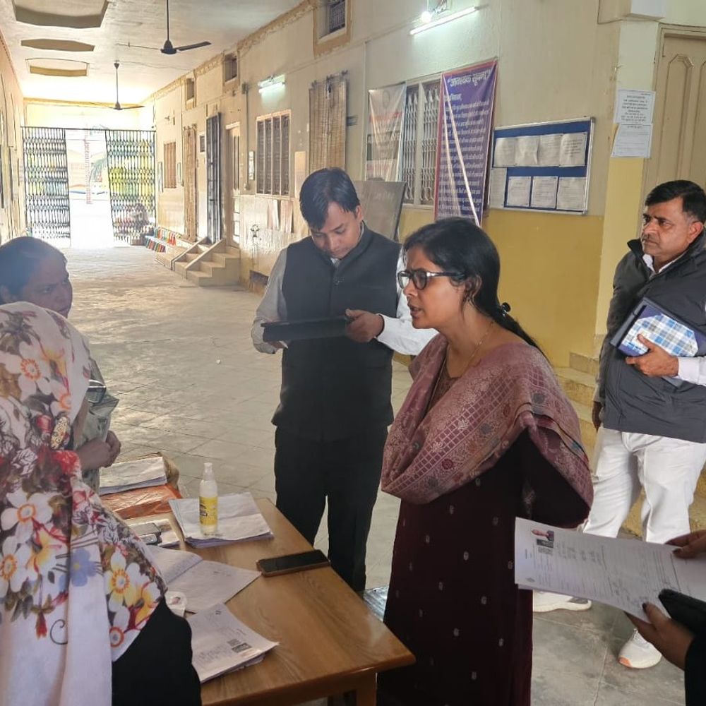 उप जिला निर्वाचन अधिकारी ने मतदान केंद्रों का निरीक्षण किया:फार्म डिजिटाइजेशन और पुनरीक्षण कार्य में तेजी लाने के निर्देश