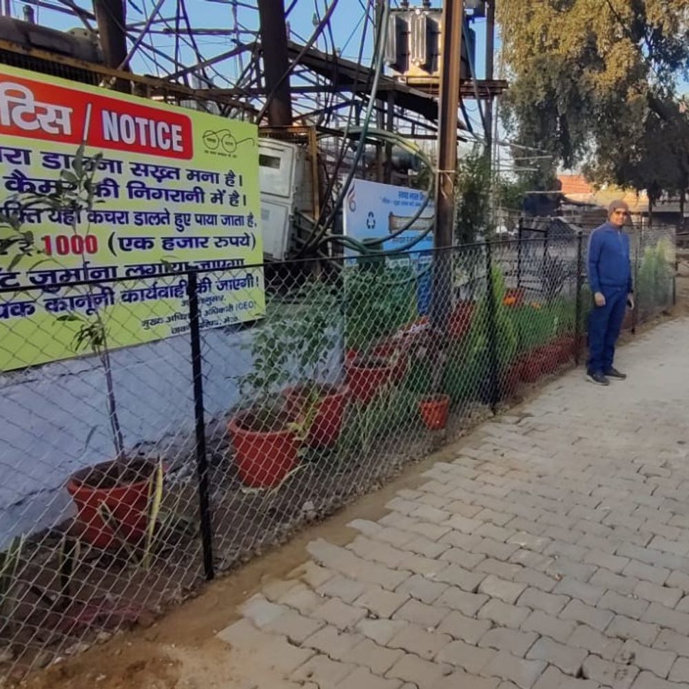 बाउंड्री रोड पर डंपिंग ग्राउंड अब बना हरित क्षेत्र:मेरठ कैंट बोर्ड-नगर निगम ने किया सुंदरीकरण, फूल-पौधे लगाए, निगरानी बढ़ी