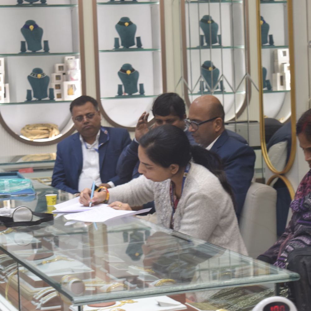 स्टेट जीएसटी की एईबी टीम की 3 ज्वेलरी शोरूम पर:ग्राहक बनकर पहुंची टीम, देर रात तक जारी रही कार्रवाई