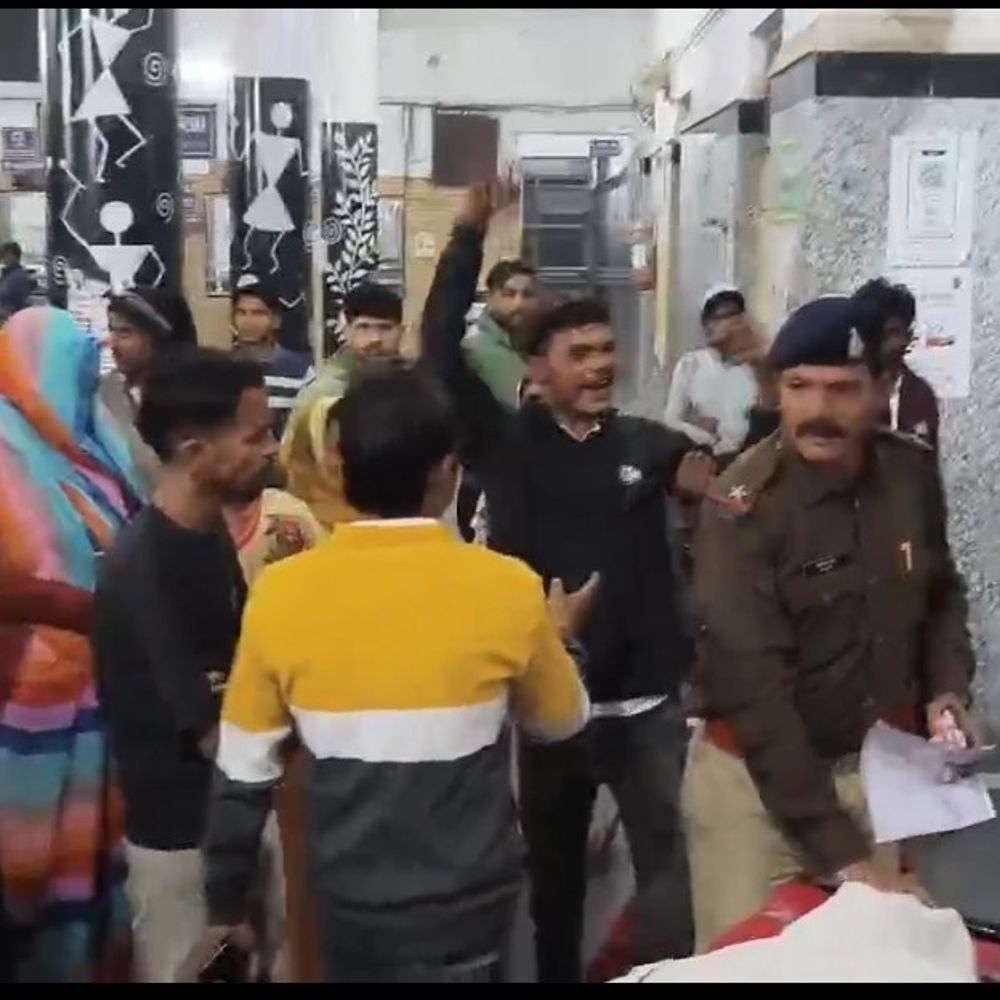 एक्स-रे कराने पहुंचे बुजुर्ग की मौत:सतना जिला अस्पताल में परिजनों का हंगामा, डॉक्टरों पर लापरवाही का आरोप