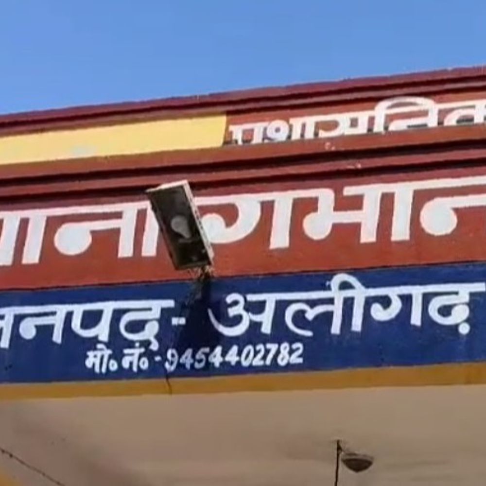 अलीगढ़ में कार कैंटर से टकराई, युवक की मौत:छह घायल; शादी समारोह में शामिल होने के लिए जा रहे थे