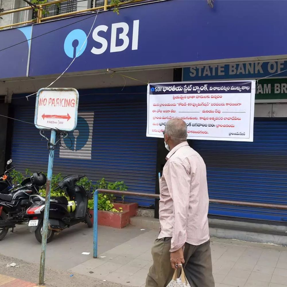 अगले महीने 18 दिन बैंक बंद रहेंगे:दिसंबर में 4 रविवार-2 शनिवार के अलावा अलग-अलग जगहों पर 12 दिन बैंकों में कामकाज नहीं होगा