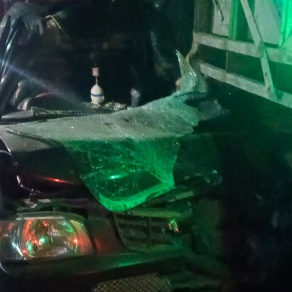 ओबरा में सड़क हादसा, एक की मौत:अल्टो कार ट्रक से टकराई, दो गंभीर घायल, जिला अस्पताल रेफर