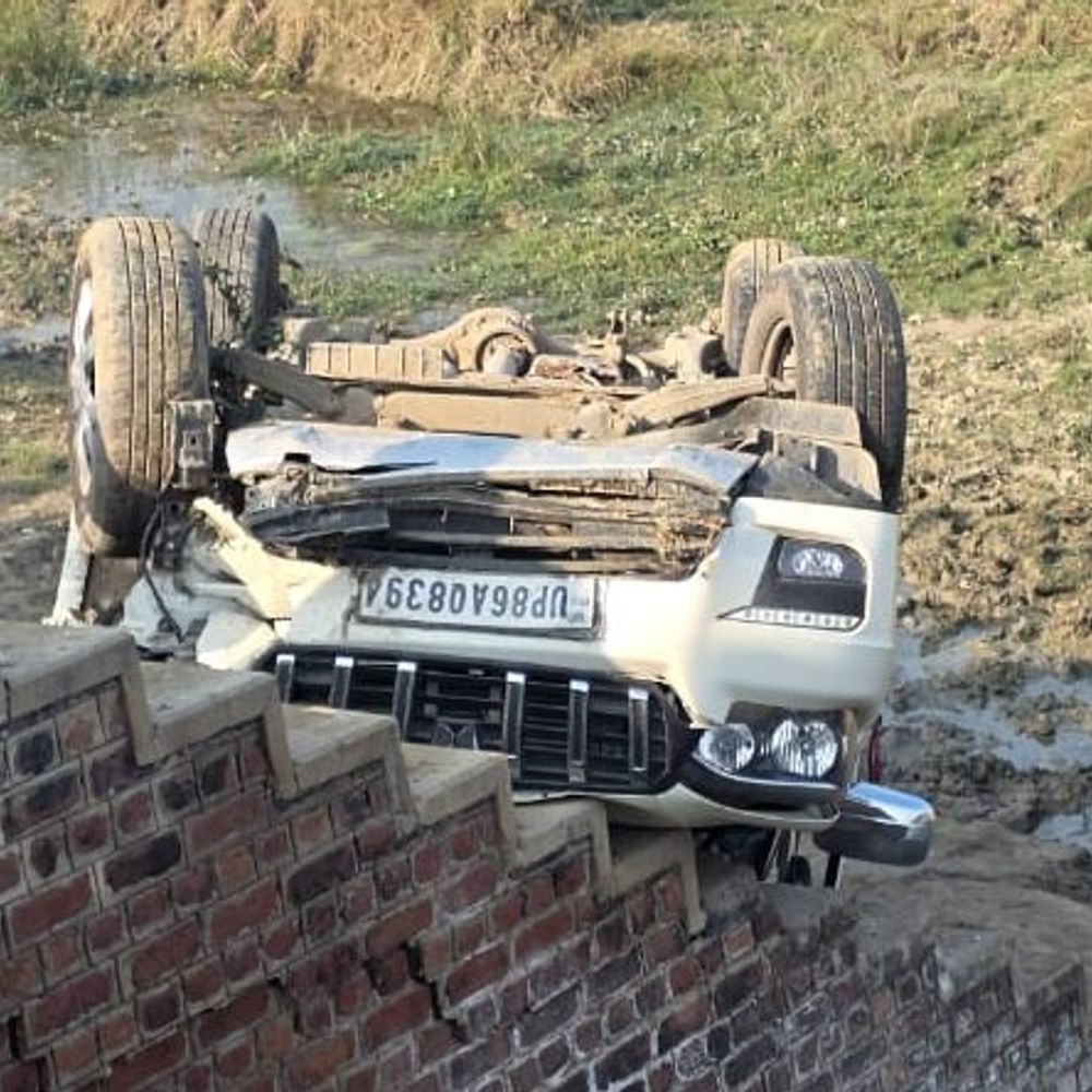 हाथरस के सिकंदरा राऊ में सूखी नहर में पलटी कार:नवाबपुर गांव के पास हादसा, कोई जनहानि नहीं