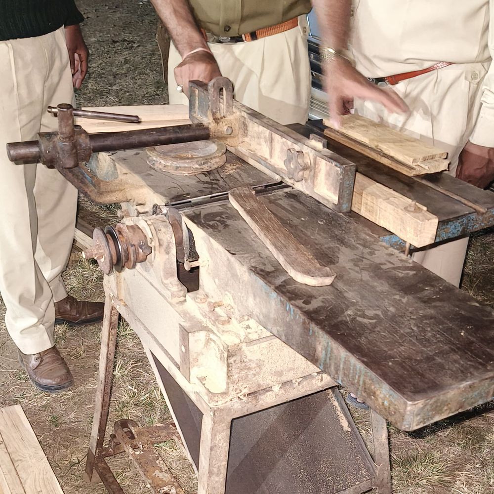 बुरहानपुर में वन विभाग की कार्रवाई:एक घर से 5 सागौन सिल्लियां और आरा मशीन जब्त