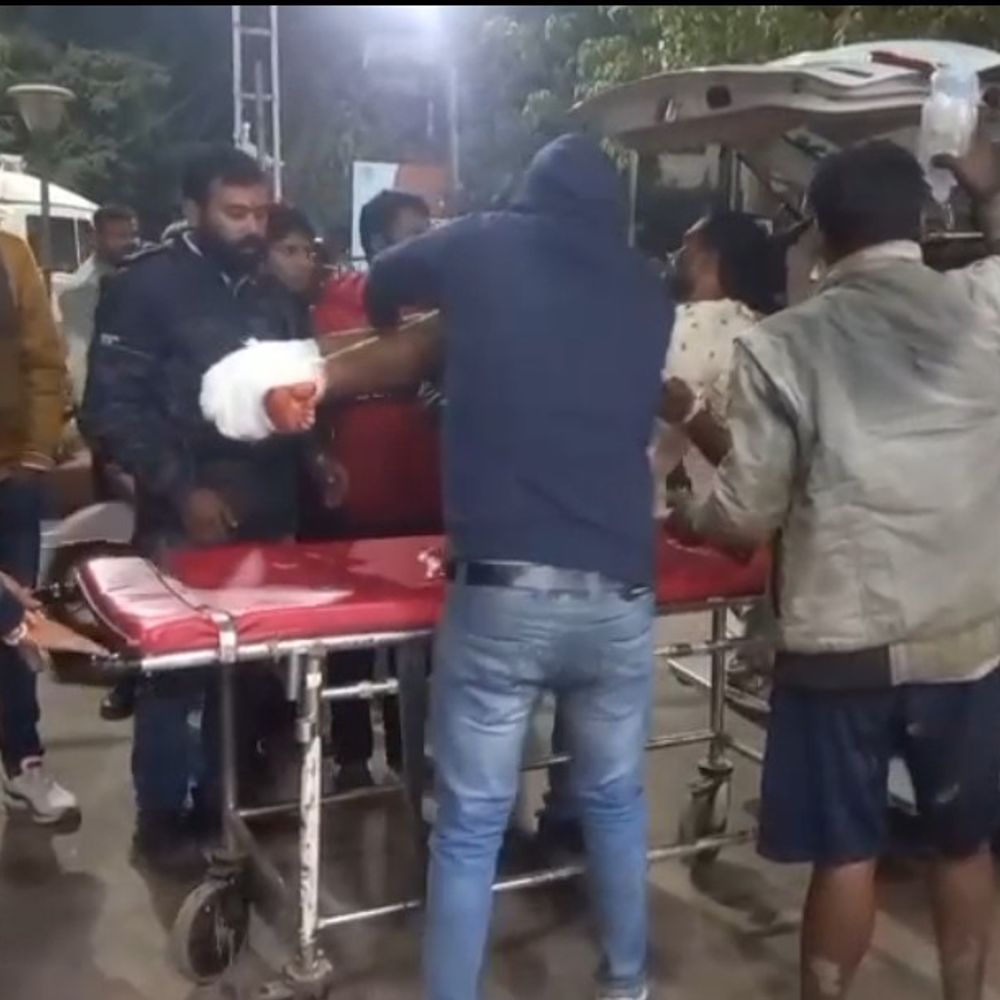 चारा मशीन में फंसे चालक के दोनों पैर कटे:ग्रामीणों ने स्वीच ऑफ कर बाहर निकाला, गंभीर हालत में रीवा रेफर