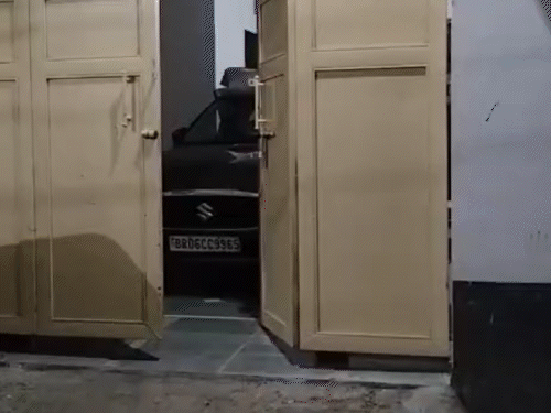 सीआईडी इंस्पेक्टर माधव ठाकुर के आवास पर निगरानी की रेड:बेगूसराय में 10 घंटे तक चली छापेमारी; 12 से अधिक बैंक खाता और 6 जमीन के पेपर मिले