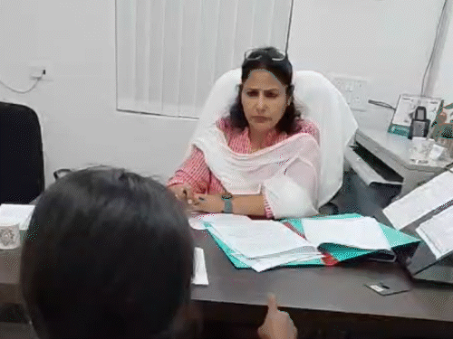 'मेरी मां मेरा रेप करवाना चाहती है':पटना पहुंचकर महिला आयोग से मांगा न्याय, बोली-कमरे में आदमियों को भेजा, बच्चों को किन्नर बनाने दी धमकी