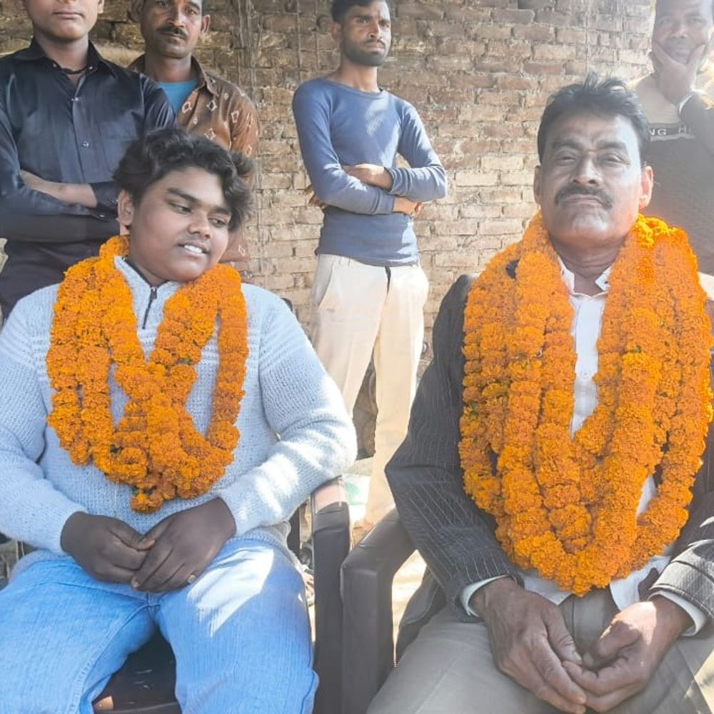 40 साल बाद सलीम बनकर घर लौटे ओमप्रकाश:SIR फॉर्म भरने के लिए गांव आए, ग्रामीणों में मंदिर में स्नान कराया; भोज का आयोजन हुआ