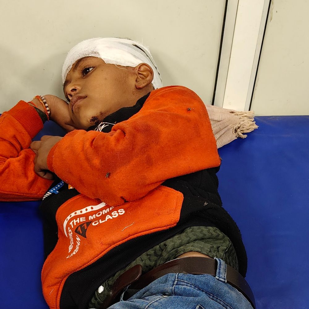 हाथरस में मैक्स गाड़ी पेड़ से टकराई, छह घायल:कोटा गांव के पास हादसा, चार घायल जिला अस्पताल में भर्ती