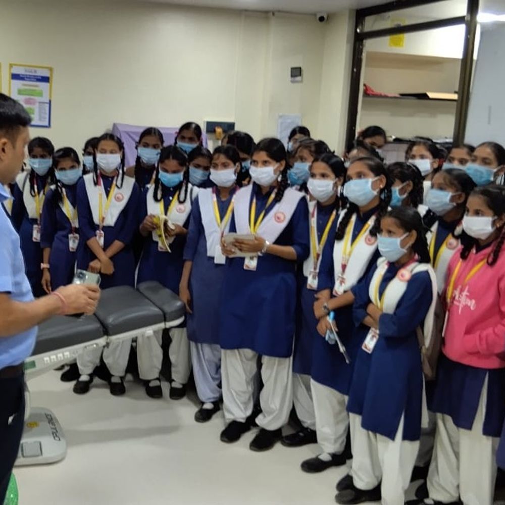 पीएम श्री स्कूल के छात्रों ने किया अस्पताल विजिट:हॉस्पिटल विजिट में छात्रों ने जाना ऑपरेशन थिएटर से लेकर इमरजेंसी तक का सिस्टम
