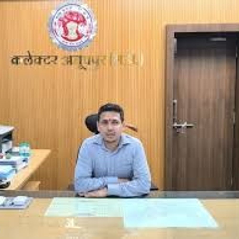 CM हेल्पलाइन शिकायत लापरवाही में 14 अधिकारियों पर जुर्माना:कलेक्टर ने नॉन-अटेंड शिकायतों पर 6500 रुपए का पेनल्टी लगाया