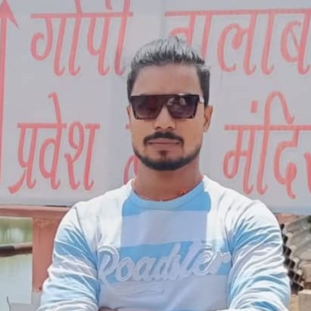 कुशीनगर में सड़क हादसे में एक की मौत, पांच घायल:दो बाइक बोलेरो से टकराईं, दोनों बाइक पर 6 लोग सवार थे