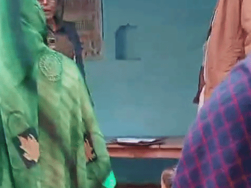 "इतने जूता लगाएंगे की शक्ल भूल जाओगी":उन्नाव में महिला दरोगा ने बुजुर्ग से की बदसलूकी, ग्रामीणों ने की कार्रवाई की मांग