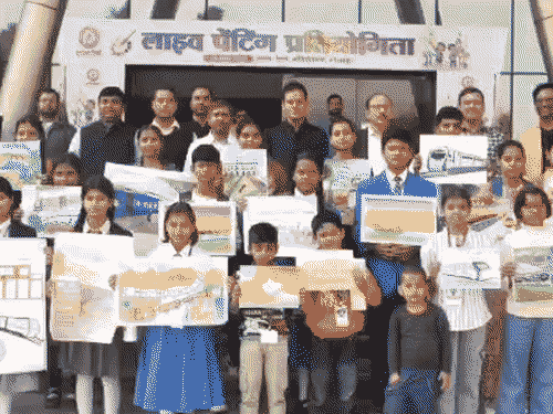 'भारतीय रेल थीम' पर गोरखपुर में लाइव पेंटिंग:नन्हे कलाकारों से लेकर युवाओं तक ने दिखाई अपनी कला