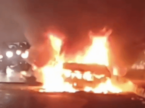 मेरठ में हाईवे पर चलती कार में लगी आग:ड्राइवर ने कूदकर बचाई जान, 10 मिनट में जल गई गाड़ी