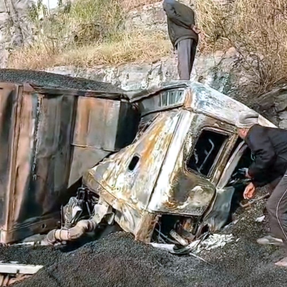 रामगढ़ घाटी में ट्रेलर दुर्घटनाग्रस्त, लगी भीषण आग:  टेंपो चालक घायल, NH-33 पर घंटों जाम; ट्रेलर का चालक लापता – Ramgarh (Jharkhand) News