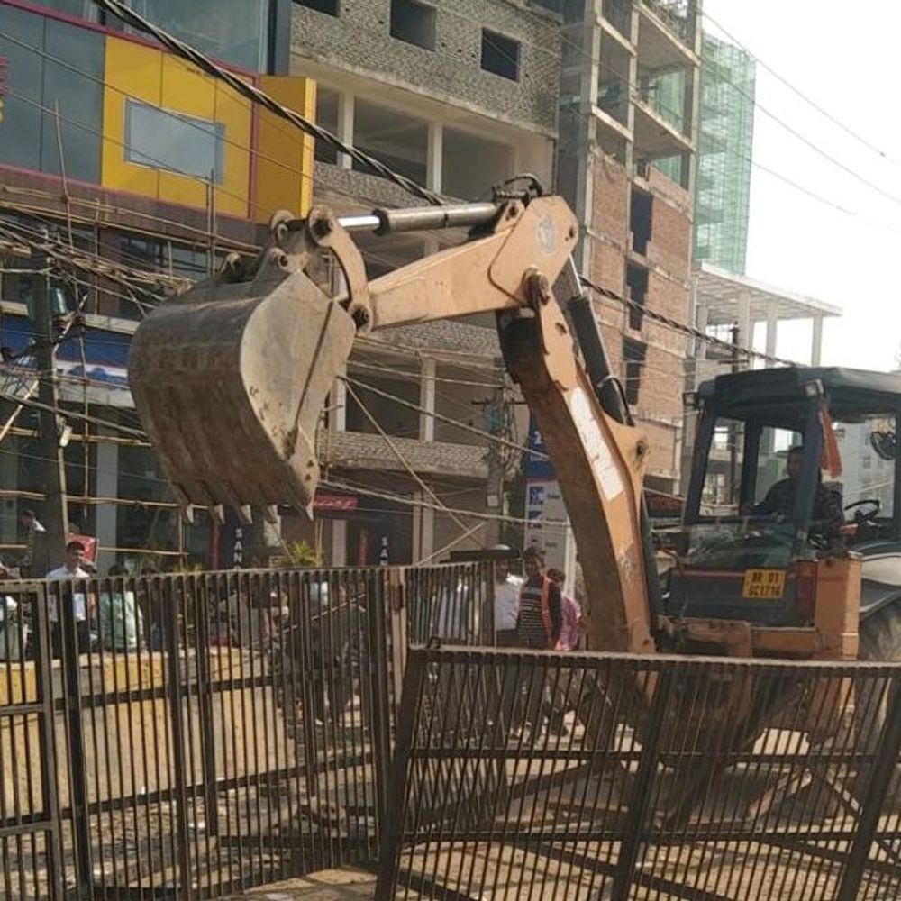 पटना में अतिक्रमण पर बुलडोजर एक्शन तेज:कई इलाकों में अवैध कब्जा हटाया, ठेले–काउंटर जब्त; 66900 की हुई वसूली