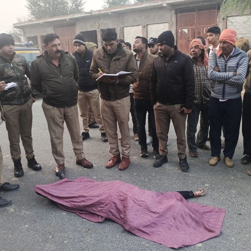 इटावा में सर्विस रोड पर मिला महिला का शव:मोबाइल से हुई पहचान, पुलिस जांच में जुटी