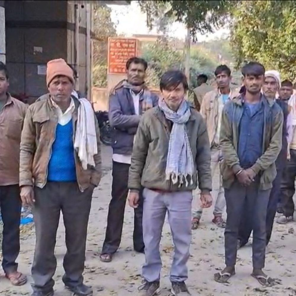 बदायूं में वाहन ने बाइक को मारी टक्कर:घायल अधेड़ ने तोड़ा दम, बेटा गंभीर; 15 नवंबर को हुआ था हादसा