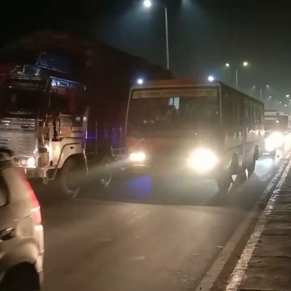 ट्रक की टक्कर से बाइक सवार युवक की मौत:मथुरा में आगरा दिल्ली-हाईवे पर एक घायल, लगा लंबा जाम