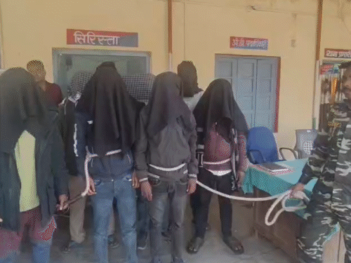 बोकारो में जुआ अड्डे पर पुलिस की कार्रवाई:  7 जुआरी गिरफ्तार, नकदी, मोबाइल, शराब और बाइक जब्त – Bokaro News