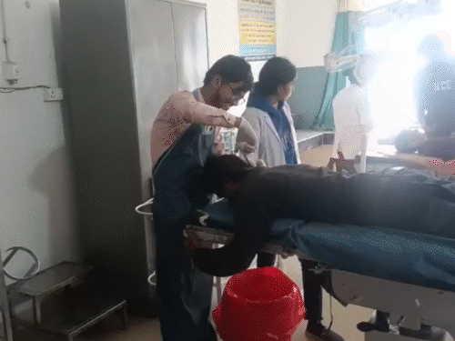 कोडरमा में दो अलग-अलग हादसे:  स्टेशन के पास चलती ट्रेन से गिरा युवक, ट्रक-ऑटो टक्कर में तीन लोग गंभीर – koderma News