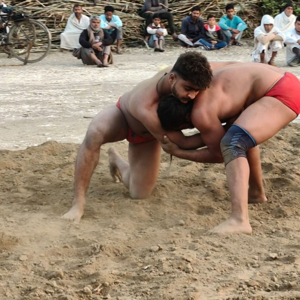 बागपत में ढिकोली गांव में दंगल का आयोजन:युवा पहलवानों ने हुनर दिखाया, विजेता को किया गया सम्मानित