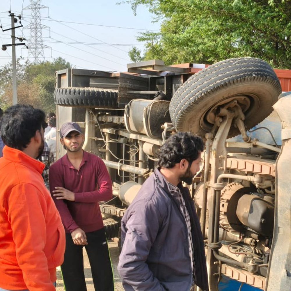 बागपत में बाइक बचाने में पलटा टेम्पो, तीन घायल:बंथला-रटौल मार्ग पर हादसा, एक घंटे तक ट्रैफिक जाम रहा