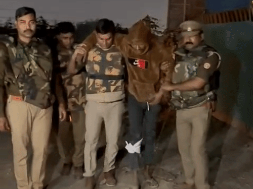 फजलगंज में 25 हजार के इनामी से पुलिस की मुठभेड़:पैर में लगी गोली, ऑटो में सवारी बैठा कर की थी लूटपाट