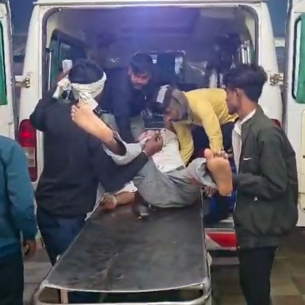 शेखपुरा में अज्ञात गाड़ी से टकराई बाइक, दो घायल:टेंट मजदूर गंभीर हालत में हायर सेंटर रेफर, पुलिस ने पहुंचाया अस्पताल