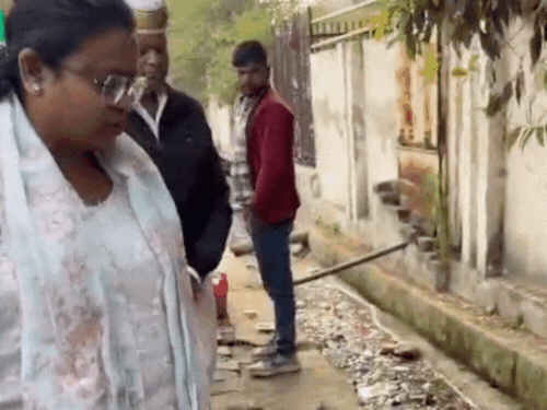 हकीकत में टूटी मिली सड़क, फाइल में दिखा दी मरम्मत:आगरा मेयर के निरीक्षण में खुली पोल, विकास कार्य मिले अधूरे