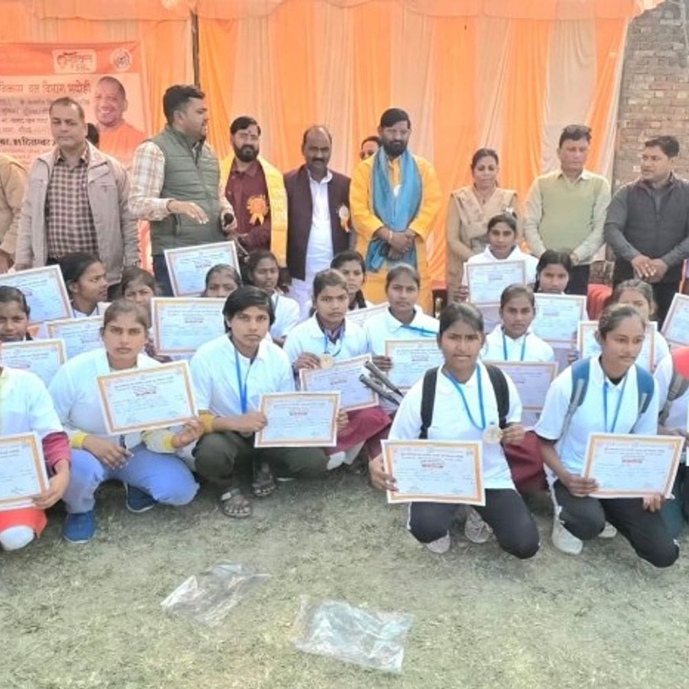 भदोही में विधायक खेल-कूद प्रतियोगिता का समापन:औराई विधायक दीनानाथ भास्कर ने खिलाड़ियों को किया पुरस्कृत, टी-शर्ट भेंट की