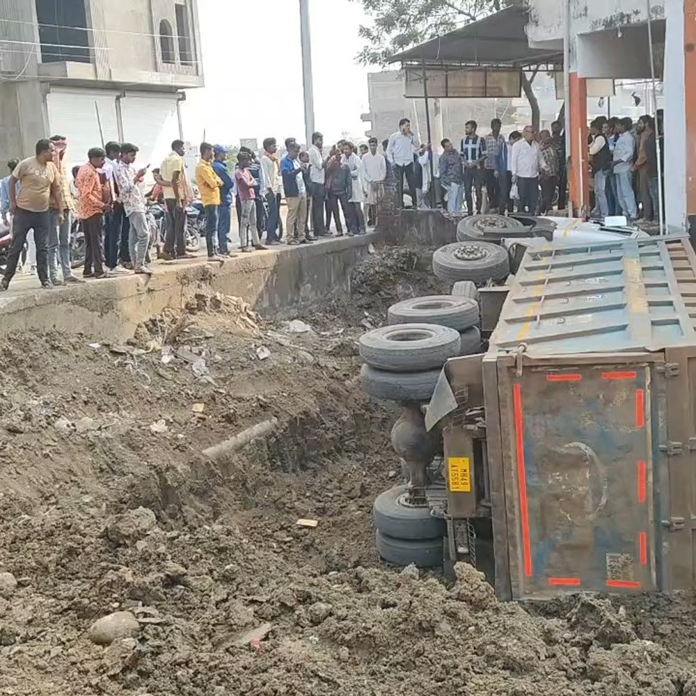 रायसेन में डंपर अल्टो कार से टकराया:इधर, सिलवानी-उदयपुरा मार्ग एक डंपर पलटा, ड्राइवर के सिर में लगी चोट