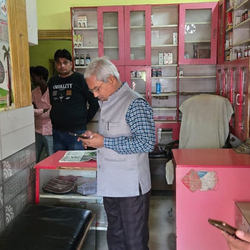 संभल में अवैध मेडिकल स्टोर पर कार्रवाई:बिना योग्यता के मरीजों का इलाज कर रहे थे, स्टोर को सील किया