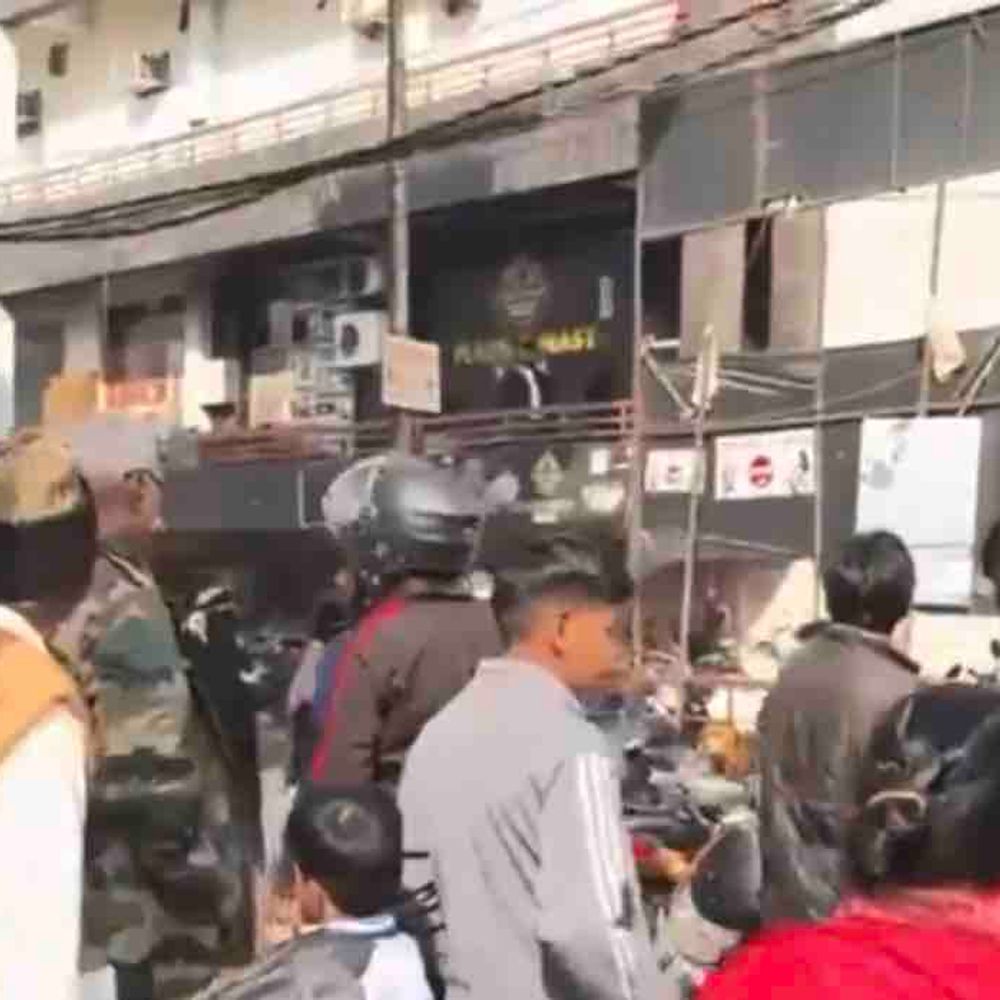 गोरखपुर का आधार सेवा केंद्र कई दिनों से बंद:नागरिक परेशान- लग रही हैं लंबी लाइनें, प्रशासन से जल्द समाधान की है मांग