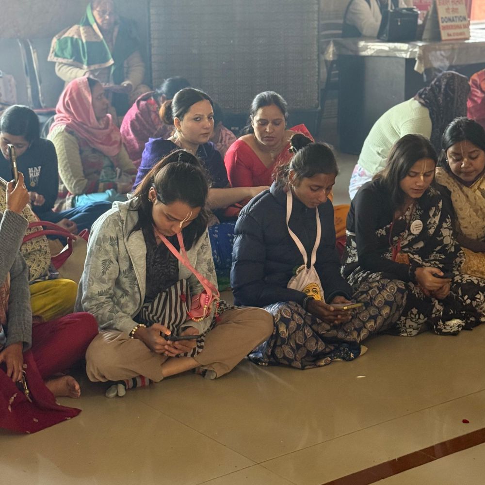 इस्कॉन मंदिर में गीता जयंती पर भव्य हवन:लखनऊ में मोक्षदा एकादशी पर 700 श्लोकों का पाठ