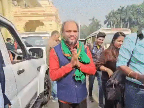 विधायक का दंडवत, विधानसभा के पहले सत्र की 10 तस्वीरें:चप्पल पहनकर ऑटो से पहुंचे RJD MLA;संस्कृत, उर्दू, मैथिली और अंग्रेजी में भी शपथ