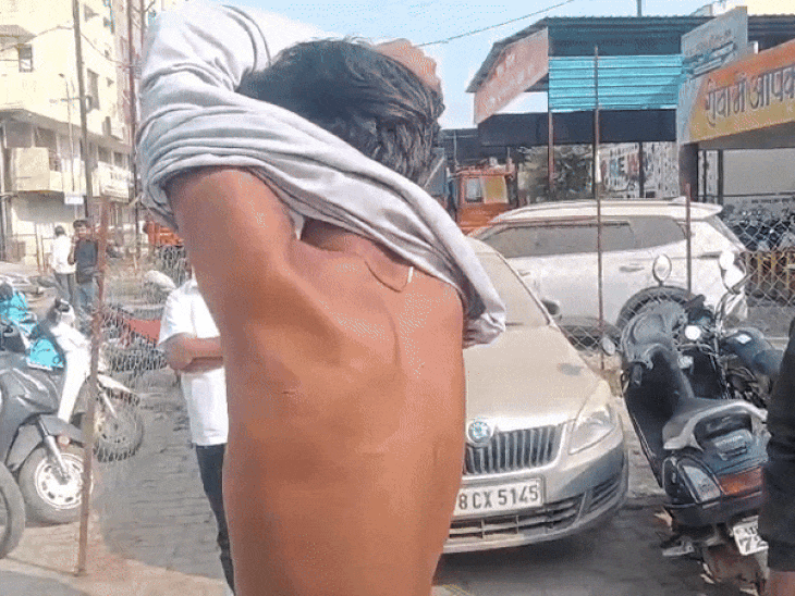 पुलिसकर्मी पर युवक को लात मारी; परिजनों ने लगाए आरोप:अपहरण के बाद पीड़ित को थाने लाई थी पुलिस, परिजन बोले- समझौते का दबाव बनाया