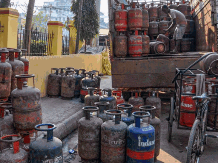 PAN-आधार लिंक करने की डेडलाइन इस महीने खत्म हो रही:लोन सस्ते हो सकते है, कॉमर्शियल सिलेंडर के दाम 10 रुपए घटे; 6 बदलाव