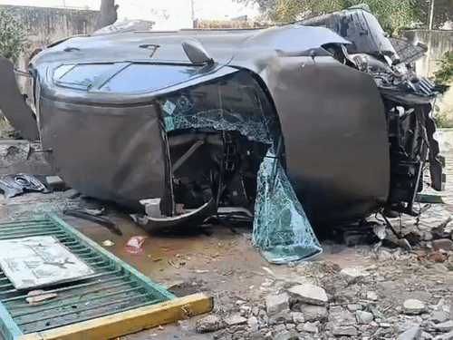 गाजियाबाद में फ्लाईओवर से नीचे गिरी कार:सिहानीगेट थाने के सामने हादसे में पिता की मौत, बेटा घायल