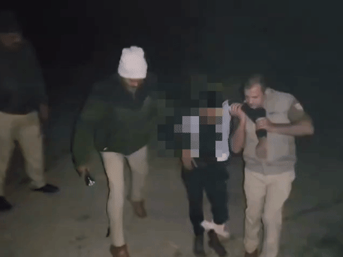 गाजीपुर पुलिस की बदमाश के साथ हुई मुठभेड़:पैर में लगी गोली, तमंचा और कारतूस बरामद