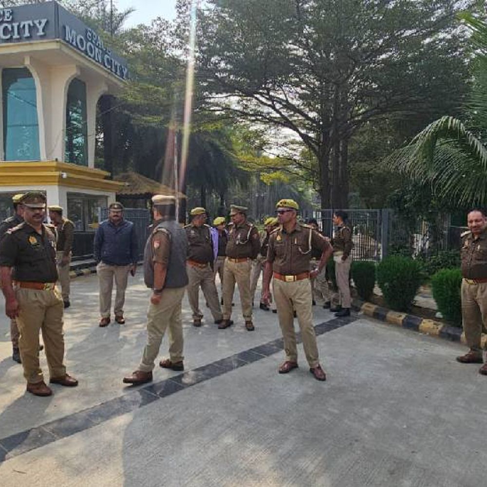 पूर्व विधायक दीपनारायण की तलाश में 5 जगह छापेमारी:एक दिन पहले सपा प्रमुख ने समर्थन में बयान दिया था, गिरफ्तारी के लिए 50 पुलिसकर्मी लगाए